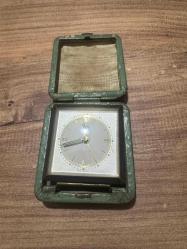 Antika Değeri Yüksek Hermes Seyahat Saati (Made in Germany) Koleksiyonluk veya dekoratif amaçlı kullanıma uygun, klasik yeşil deri kapaklı kutusunda Hermes marka kurmalı seyahat saati. 1950-60’lı yılların estetiğini yansıtan bu parça, nostalji sevenler için eşsiz bir objedir. Çalışır durumda