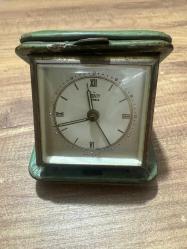 Antika Değeri Yüksek Hermes Seyahat Saati (Made in Germany) Koleksiyonluk veya dekoratif amaçlı kullanıma uygun, klasik yeşil deri kapaklı kutusunda Hermes marka kurmalı seyahat saati. 1950-60’lı yılların estetiğini yansıtan bu parça, nostalji sevenler için eşsiz bir objedir. Çalışır durumda