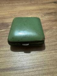 Antika Değeri Yüksek Hermes Seyahat Saati (Made in Germany) Koleksiyonluk veya dekoratif amaçlı kullanıma uygun, klasik yeşil deri kapaklı kutusunda Hermes marka kurmalı seyahat saati. 1950-60’lı yılların estetiğini yansıtan bu parça, nostalji sevenler için eşsiz bir objedir. Çalışır durumda