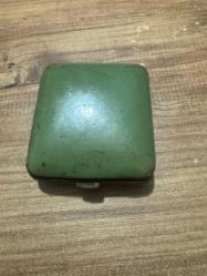 Antika Değeri Yüksek Hermes Seyahat Saati (Made in Germany) Koleksiyonluk veya dekoratif amaçlı kullanıma uygun, klasik yeşil deri kapaklı kutusunda Hermes marka kurmalı seyahat saati. 1950-60’lı yılların estetiğini yansıtan bu parça, nostalji sevenler için eşsiz bir objedir. Çalışır durumda