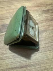 Antika Değeri Yüksek Hermes Seyahat Saati (Made in Germany) Koleksiyonluk veya dekoratif amaçlı kullanıma uygun, klasik yeşil deri kapaklı kutusunda Hermes marka kurmalı seyahat saati. 1950-60’lı yılların estetiğini yansıtan bu parça, nostalji sevenler için eşsiz bir objedir. Çalışır durumda