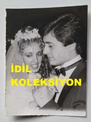 SES SANATÇISI GÜZİDE KASACI'NIN KIZI CANAN'IN ORİJİNAL FOTOĞRAFI - 12 x 9 cm EBADINDA - GÜZİDE KASACI'NIN KIZI CANAN ALHAS, SAMSUNSPOR KULÜBÜ BAŞKANI FEHMİ SAĞLAMER'İN OĞLU FERRUH SAĞLAMER İLE EVLENİRKEN DÜĞÜNDE ÇEKİLMİŞ BİR KARE. 20 ŞUBAT 1979