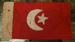 LOT.3 » ESKİLERDEN ASKER GÖĞÜS CEBİ BAYRAĞI. GAYRI NİZAMİ EL DİKİŞİ.