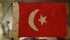 LOT.7 » ESKİLERDEN ASKER GÖĞÜS CEBİ BAYRAĞI. GAYRI NİZAMİ EL DİKİŞİ.