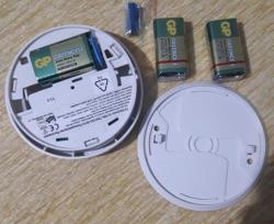 KABLOSUZ YANGIN ALARM SENSÖRÜ yanında 3 adet yeni pil