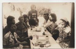 YEME İÇME KÜLTÜRÜ - ÇAY İÇEN KALABALIK TOPLULUK SİYAH BEYAZ FOTOĞRAF