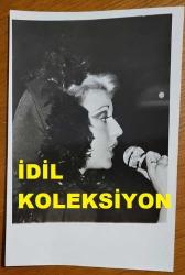 ŞANTÖZ BERRİN BEN'İN ORİJİNAL FOTOĞRAFI - 18 x 12 cm EBADINDA - BERRİN BEN MİKROFONA ŞARKI OKURKEN ÇEKİLMİŞ BİR KARE