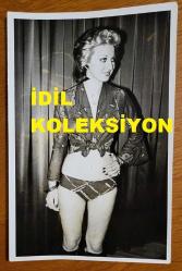 ŞANTÖZ BERRİN BEN'İN ORİJİNAL FOTOĞRAFI - 18 x 12 cm EBADINDA - BERRİN BEN, DEKOLTE GİYSİLERİYLE POZ VERİRKEN ÇEKİLMİŞ BİR KARE