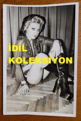 ŞANTÖZ BERRİN BEN'İN ORİJİNAL FOTOĞRAFI - 18 x 12 cm EBADINDA - BERRİN BEN, DEKOLTE GİYSİLERİYLE POZ VERİRKEN ÇEKİLMİŞ BİR KARE