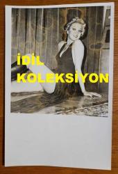 ŞANTÖZ BERRİN BEN'İN ORİJİNAL FOTOĞRAFI - 18 x 12 cm EBADINDA - BERRİN BEN, DEKOLTE GİYSİLERİYLE POZ VERİRKEN ÇEKİLMİŞ BİR KARE (LEKELER MEVCUTTUR)