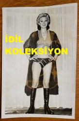 ŞANTÖZ BERRİN BEN'İN ORİJİNAL FOTOĞRAFI - 18 x 12 cm EBADINDA - BERRİN BEN, DEKOLTE GİYSİLERİYLE POZ VERİRKEN ÇEKİLMİŞ BİR KARE