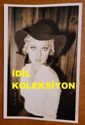 ŞANTÖZ BERRİN BEN'İN ORİJİNAL FOTOĞRAFI - 18 x 12 cm EBADINDA - BERRİN BEN, KADRAJA POZ VERİRKEN YAKINDAN ÇEKİLMİŞ BİR KARE