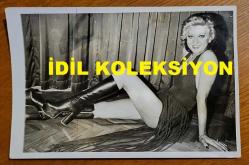 ŞANTÖZ BERRİN BEN'İN ORİJİNAL FOTOĞRAFI - 18 x 12 cm EBADINDA - BERRİN BEN, GÜLÜMSEYEREK KADRAJA POZ VERİRKEN ÇEKİLMİŞ BİR KARE