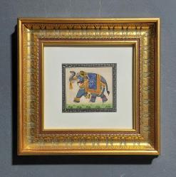 Hindistan, Zengin İşlemeli Asya Filini Tasvir Eden Varak Çerçeveli Tablo, Evinize Egzotik ve Sanatsal Bir Dokunuş Katmak İçin Mükemmeldir. Çok İyi Durumda. Kağıt Üzeri Suluboya ve Guaj. 1970-1980'ler.