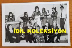 SES SANATÇISI ve ORKESTRA ŞEFİ ÖMER AYSAN'IN ORİJİNAL FOTOĞRAFI  - 14 x 9 cm EBADINDA - ÖMER AYSAN, SEKA BALOSUNDA DAVETLİ SANATÇI DOSTLARIYLA BİRLİKTE SAHNE ALIRKEN ÇEKİLMİŞ BİR KARE