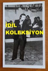 SES SANATÇISI ve ORKESTRA ŞEFİ ÖMER AYSAN'IN ORİJİNAL FOTOĞRAFI  - 14 x 9 cm EBADINDA - ÖMER AYSAN, SEKA BALOSUNDA SAHNE ALIP ŞARKI OKURKEN ÇEKİLMİŞ BİR KARE