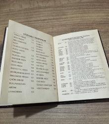 kapsayan, Mıhitaryan Mezunlar Derneği'nin (Mkhitaryan Sanouts Miutyun) 50. kuruluş yılı şerefine özel olarak basılmış, çok nadir bir hatıra rehberi ve ajandadır. Dönemin İstanbul Ermeni okulları, dernekleri, hastaneleri ve kiliselerinin iletişim bilgileri, nostaljik reklamlar ve o yıllara ait şehirlerarası/uluslararası telefon kodları listesi bulunmaktadır. Sayfaları tertemiz hiç kullanılmamış.Sayfa kenarları altın yaldızlı (gilded) baskıdır. Dış kabı deri dokulu ve ön yüzünde pirinç üzerine sanatsal kazıma (gravür) bulunmaktadır. Hem Ermeni kültürel mirası hem de İstanbul şehir tarihiyle ilgilenen koleksiyonerler için kaçırılmayacak, 