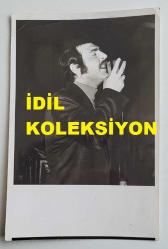 SES SANATÇISI ve ORKESTRA ŞEFİ ÖMER AYSAN'IN ORİJİNAL FOTOĞRAFI  - 18 x 12 cm EBADINDA - ÖMER AYSAN, SAHNEDE ŞARKI OKURKEN ÇEKİLMİŞ BİR KARE