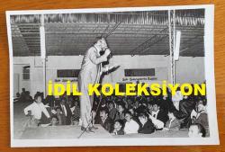 SES SANATÇISI ve ORKESTRA ŞEFİ ÖMER AYSAN'IN ORİJİNAL FOTOĞRAFI  - 18 x 12 cm EBADINDA - ÖMER AYSAN, SAHNEDE ŞARKI OKURKEN ÇEKİLMİŞ BİR KARE (GÜNAYDIN GAZETESİ ETKİNLİĞİ)