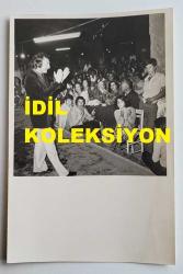 SES SANATÇISI ve ORKESTRA ŞEFİ ÖMER AYSAN'IN ORİJİNAL FOTOĞRAFI  - 18 x 12 cm EBADINDA - ÖMER AYSAN, SAHNEDE ALKIŞ TUTARKEN ÇEKİLMİŞ BİR KARE