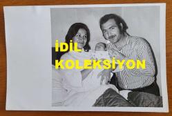 SES SANATÇISI ve ORKESTRA ŞEFİ ÖMER AYSAN'IN ORİJİNAL FOTOĞRAFI  - 18 x 12 cm EBADINDA - ÖMER AYSAN, DOĞUM SONRASINDA BEBEĞİNİ KUCAĞINDA TUTAN EŞİYLE HATIRA POZU VERİRKEN ÇEKİLMİŞ BİR KARE