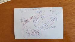 SES SANATÇISI ve ORKESTRA ŞEFİ ÖMER AYSAN'IN ORİJİNAL FOTOĞRAFI  - 18 x 12 cm EBADINDA - ÖMER AYSAN, DOĞUM SONRASINDA BEBEĞİNİ KUCAĞINDA TUTAN EŞİYLE HATIRA POZU VERİRKEN ÇEKİLMİŞ BİR KARE