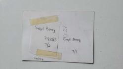 SES SANATÇISI SERPİL BENAY'IN ORİJİNAL FOTOĞRAFI  - 12,5 x 9 cm EBADINDA - SERPİL BENAY, AĞLAYAN BİR ANNEİN YANINDA ŞARKI OKURKEN ÇEKİLMİŞ NET KALİTEDE BİR FOTOĞRAF. 7 AĞUSTOS 1989