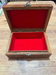 El İşçiliği Pirinç İşlemeli Ahşap Takı Akseuar Kutusu Dayanıklı ve doğal dokulu masif ahşap. Ölçüleri 20x14x8 cm