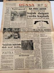DÜNYA GAZETESİ - DOĞUM GÜNÜ HEDİYESİ (TURKISH NEWSPAPPER) - 23 ARALIK 1969 -  SADECE DÖRT SAYFADIR -Fahri Rıfkı Atay-M Emin Aytekin-Bedi Faik-Mahmut Çamay-Ali Soycan-Muhterem Salimoğlu-Brigitte Bardot-Gunther Sachs-Andres Senwald-William Handley-Muhsin Ertuğrul-Oktay Milor-Cahide Sonku-Sait Köknar-Ferdi Tayfur-Necdet Mahfi Ayral-Boykot sona erdi-Uçak seferleri yapılamadı-Soğuk dalgası yurdu kapladı-İzmirde sellerin zararı çok büyük-İTÜ deki forumda yine İnönüye ağır hücumlar yapıldı-Solcular Türk Generali otomobilini taşladılar-TÖS ve İlk Sen yöneticileri savcılıkta ifade verdi-Şimdi de mazlum rolü-İnönünün teşhisinde eksik taraf vardır-Politika-Revizyonizm-1969 da yatırımlarda artışlar kaydedildi-Her salı Öğretmen Boykotunun Ardında Yatan Gerçekler-Uyurgezer mektuplar-Karanlık gökkubbede parlayan yıldızlar-Soljenitsin-Dışardan-Damattan sorulanlar-Kelimeleri değerlendirmek-Gidiş dönüş-Mucize ilaç-Mülakat-İktisat dünyası-Dünya ekonomisinin geleceği büyük tehlike karşısında-Maskeli balod - İdil Koleksiyon