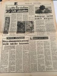 DÜNYA GAZETESİ - DOĞUM GÜNÜ HEDİYESİ (TURKISH NEWSPAPPER) - 23 ARALIK 1969 -  SADECE DÖRT SAYFADIR -Fahri Rıfkı Atay-M Emin Aytekin-Bedi Faik-Mahmut Çamay-Ali Soycan-Muhterem Salimoğlu-Brigitte Bardot-Gunther Sachs-Andres Senwald-William Handley-Muhsin Ertuğrul-Oktay Milor-Cahide Sonku-Sait Köknar-Ferdi Tayfur-Necdet Mahfi Ayral-Boykot sona erdi-Uçak seferleri yapılamadı-Soğuk dalgası yurdu kapladı-İzmirde sellerin zararı çok büyük-İTÜ deki forumda yine İnönüye ağır hücumlar yapıldı-Solcular Türk Generali otomobilini taşladılar-TÖS ve İlk Sen yöneticileri savcılıkta ifade verdi-Şimdi de mazlum rolü-İnönünün teşhisinde eksik taraf vardır-Politika-Revizyonizm-1969 da yatırımlarda artışlar kaydedildi-Her salı Öğretmen Boykotunun Ardında Yatan Gerçekler-Uyurgezer mektuplar-Karanlık gökkubbede parlayan yıldızlar-Soljenitsin-Dışardan-Damattan sorulanlar-Kelimeleri değerlendirmek-Gidiş dönüş-Mucize ilaç-Mülakat-İktisat dünyası-Dünya ekonomisinin geleceği büyük tehlike karşısında-Maskeli balod