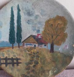 EL YAPIMI AHŞAP TABAK İÇİNDE EL YAPIMI YAĞLIBOYA TABLO. 1966 TARİHLİ.  TABAĞIN KENARINDA UFAK BİR ATIK VAR. FOTOĞRAFTA GÖRÜLDÜĞÜ GİBİ. RESAM ARKASINA İMZA VE NOT DÜŞMÜŞ.  KOLEKSİYONLUK NADİR BİR ESER