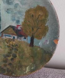 EL YAPIMI AHŞAP TABAK İÇİNDE EL YAPIMI YAĞLIBOYA TABLO. 1966 TARİHLİ.  TABAĞIN KENARINDA UFAK BİR ATIK VAR. FOTOĞRAFTA GÖRÜLDÜĞÜ GİBİ. RESAM ARKASINA İMZA VE NOT DÜŞMÜŞ.  KOLEKSİYONLUK NADİR BİR ESER