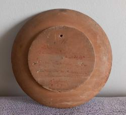 EL YAPIMI AHŞAP TABAK İÇİNDE EL YAPIMI YAĞLIBOYA TABLO. 1966 TARİHLİ.  TABAĞIN KENARINDA UFAK BİR ATIK VAR. FOTOĞRAFTA GÖRÜLDÜĞÜ GİBİ. RESAM ARKASINA İMZA VE NOT DÜŞMÜŞ.  KOLEKSİYONLUK NADİR BİR ESER