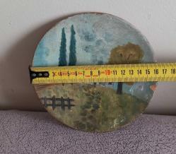 EL YAPIMI AHŞAP TABAK İÇİNDE EL YAPIMI YAĞLIBOYA TABLO. 1966 TARİHLİ.  TABAĞIN KENARINDA UFAK BİR ATIK VAR. FOTOĞRAFTA GÖRÜLDÜĞÜ GİBİ. RESAM ARKASINA İMZA VE NOT DÜŞMÜŞ.  KOLEKSİYONLUK NADİR BİR ESER