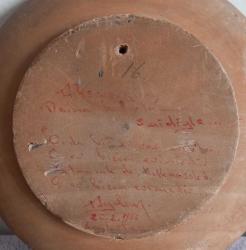 EL YAPIMI AHŞAP TABAK İÇİNDE EL YAPIMI YAĞLIBOYA TABLO. 1966 TARİHLİ.  TABAĞIN KENARINDA UFAK BİR ATIK VAR. FOTOĞRAFTA GÖRÜLDÜĞÜ GİBİ. RESAM ARKASINA İMZA VE NOT DÜŞMÜŞ.  KOLEKSİYONLUK NADİR BİR ESER