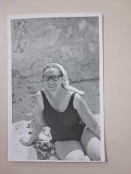 '' 11 Ağustos 1973, Çanakkale''  notlu, kumsalda Siyah Beyaz Fotoğraf - 13.5/9 cm.