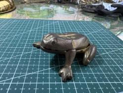 Vintage Pirinç Kurbağa Figür – Dekoratif & Koleksiyonluk