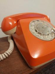 Renkli Retro Çevirmeli Telefon