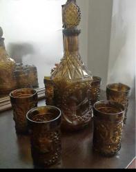 Antika  Amber Renk Cam Karaf ve 6'lı Bardak Seti Zarif Tasarım Göz alıcı amber (kehribar) rengi ve klasik kabartma desenleriyle masanıza nostaljik bir hava katar.