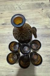 Antika  Amber Renk Cam Karaf ve 6'lı Bardak Seti Zarif Tasarım Göz alıcı amber (kehribar) rengi ve klasik kabartma desenleriyle masanıza nostaljik bir hava katar.