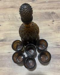 Antika  Amber Renk Cam Karaf ve 6'lı Bardak Seti Zarif Tasarım Göz alıcı amber (kehribar) rengi ve klasik kabartma desenleriyle masanıza nostaljik bir hava katar.