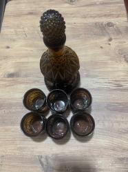Antika  Amber Renk Cam Karaf ve 6'lı Bardak Seti Zarif Tasarım Göz alıcı amber (kehribar) rengi ve klasik kabartma desenleriyle masanıza nostaljik bir hava katar.