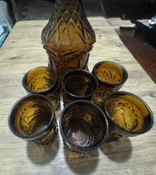 Antika  Amber Renk Cam Karaf ve 6'lı Bardak Seti Zarif Tasarım Göz alıcı amber (kehribar) rengi ve klasik kabartma desenleriyle masanıza nostaljik bir hava katar.