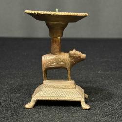 Pirinç Nandi Figürlü Mumluk – Hindistan, Modern Dönem