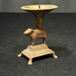 Pirinç Nandi Figürlü Mumluk – Hindistan, Modern Dönem