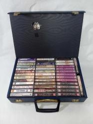 Vintage kasetlik / kaset çantası / kaset kutusu. Kaplı 41 adet kaset almaktadır.37x24x8 ölçülerinde Orijinal kaset çantası. 2 adet anahtarı mevcut. kontrol edildi, çalışıyor. Kasetler fiyata dahil değildir