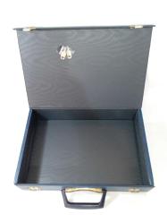 Vintage kasetlik / kaset çantası / kaset kutusu. Kaplı 41 adet kaset almaktadır.37x24x8 ölçülerinde Orijinal kaset çantası. 2 adet anahtarı mevcut. kontrol edildi, çalışıyor. Kasetler fiyata dahil değildir