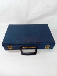 Vintage kasetlik / kaset çantası / kaset kutusu. Kaplı 41 adet kaset almaktadır.37x24x8 ölçülerinde Orijinal kaset çantası. 2 adet anahtarı mevcut. kontrol edildi, çalışıyor. Kasetler fiyata dahil değildir