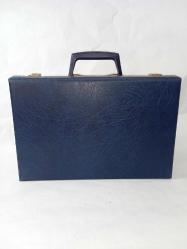 Vintage kasetlik / kaset çantası / kaset kutusu. Kaplı 41 adet kaset almaktadır.37x24x8 ölçülerinde Orijinal kaset çantası. 2 adet anahtarı mevcut. kontrol edildi, çalışıyor. Kasetler fiyata dahil değildir