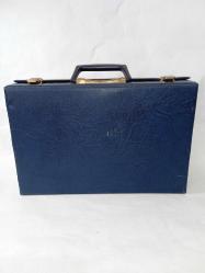 Vintage kasetlik / kaset çantası / kaset kutusu. Kaplı 41 adet kaset almaktadır.37x24x8 ölçülerinde Orijinal kaset çantası. 2 adet anahtarı mevcut. kontrol edildi, çalışıyor. Kasetler fiyata dahil değildir